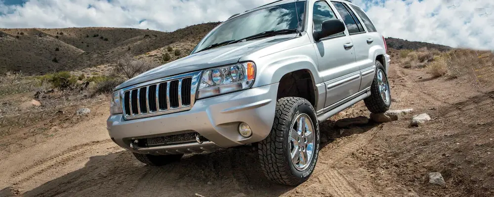 2004 Jeep Grand Cherokee Goes Off On the Road