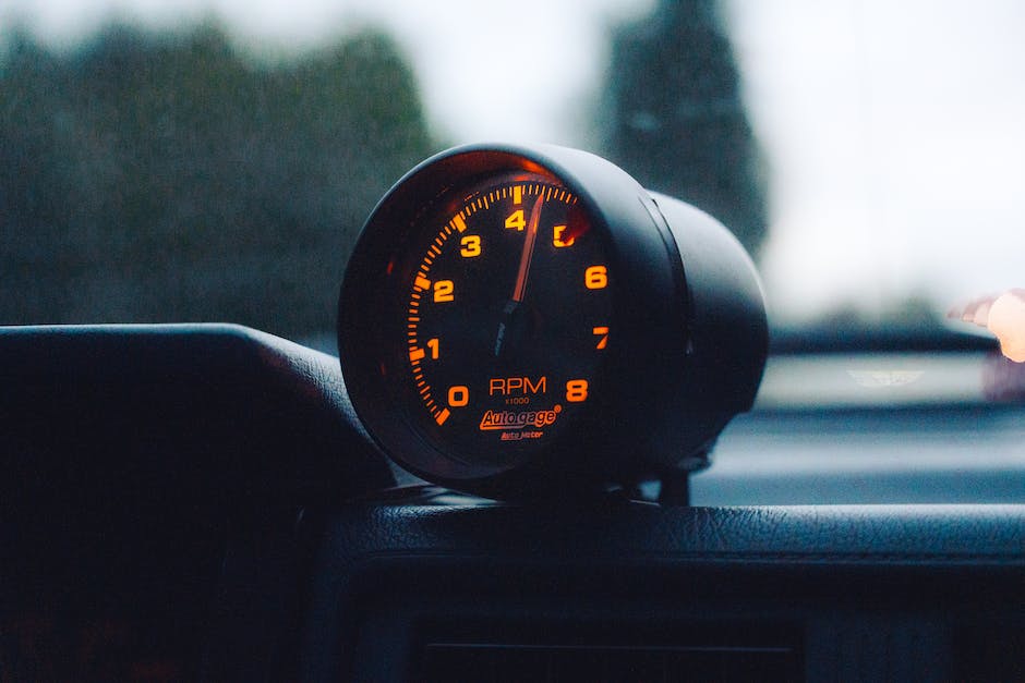 Image of a throttle control warning light on a car dashboard